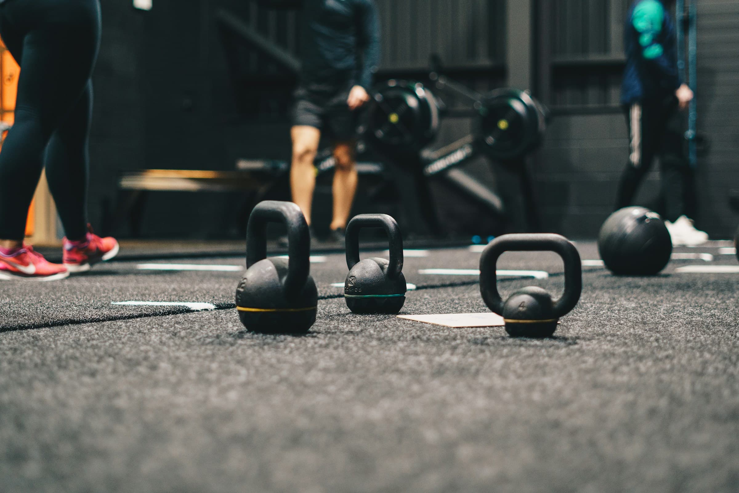 Kettlebells ordenadas en el piso del gimnasio