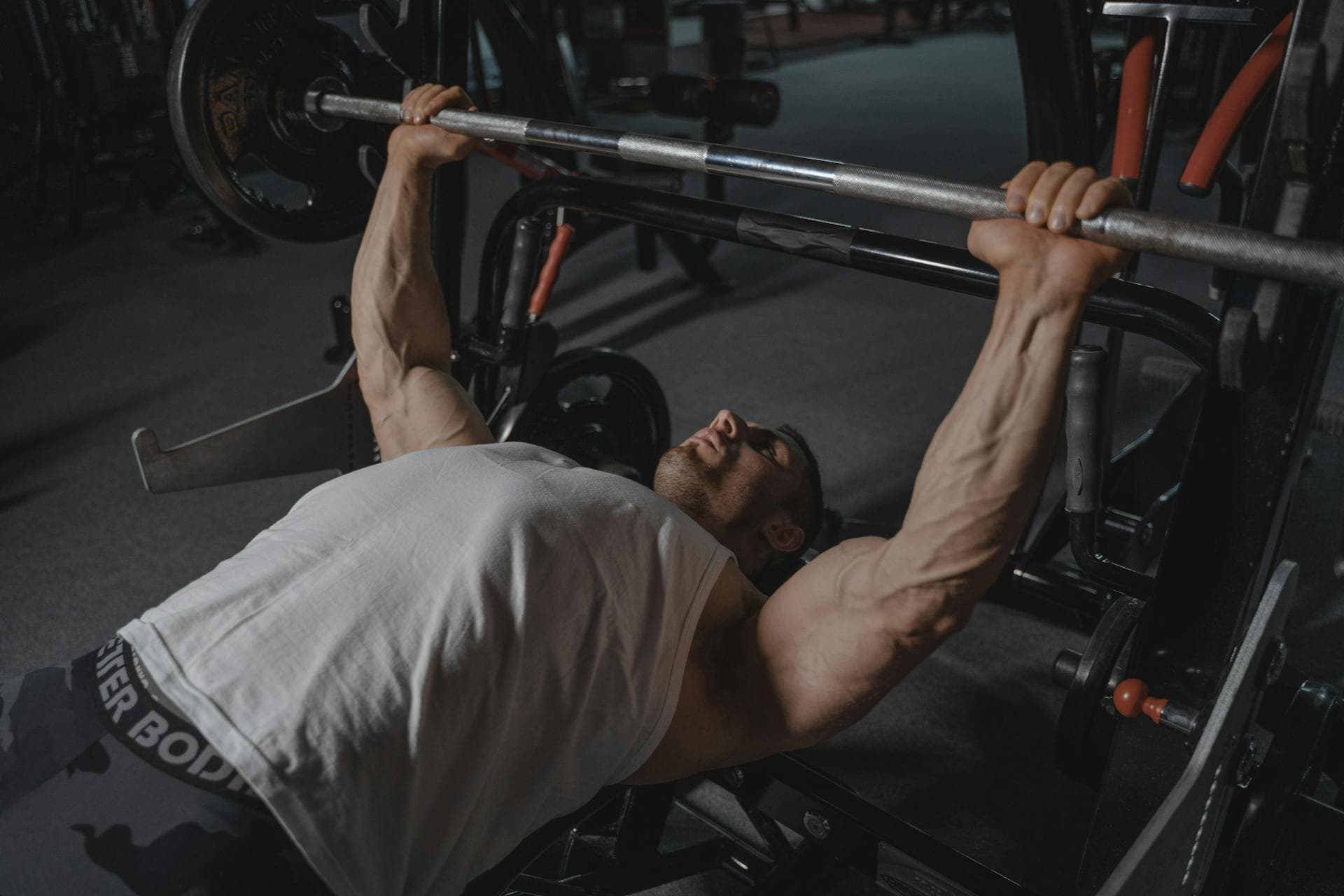 Peso muerto con barra olímpica en el gym